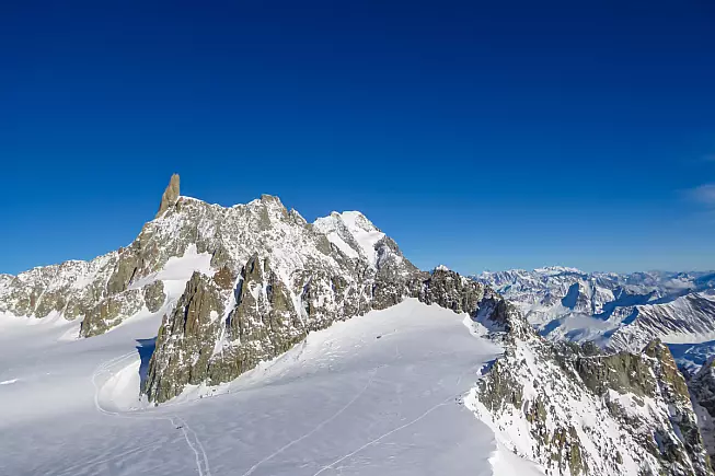 Vista del Dente del Gigante sul massiccio montano del Monte Bianco