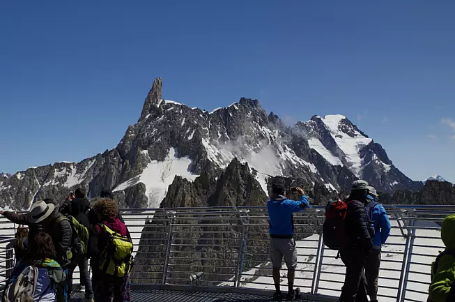 Vista del Dente del Gigante sul massiccio montano del Monte Bianco