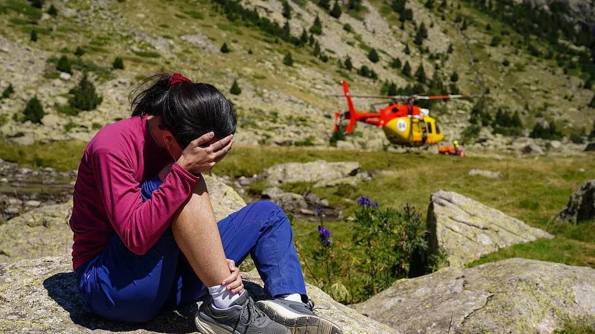 Elicottero di soccorso alpino che si appresta a soccorrere un infortunato