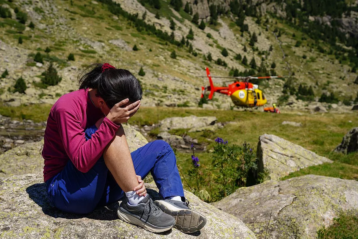 Elicottero di soccorso alpino che si appresta a soccorrere un infortunato