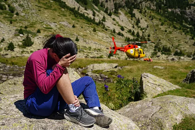 Elicottero di soccorso alpino che si appresta a soccorrere un infortunato