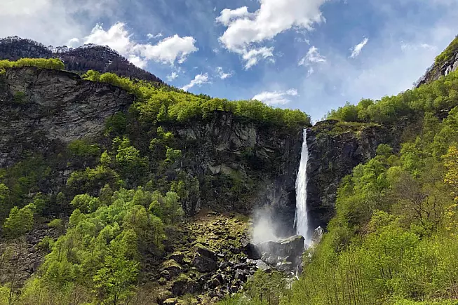 Vista panoramica da lontano della Cascata di Foroglio in Svizzera
