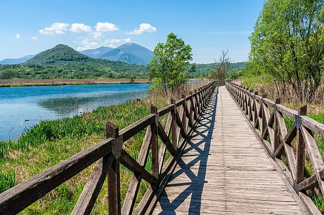 Il sentiero Puzzillo che costeggia il Lago di Posta Fibreno a Frosinone, Lazio