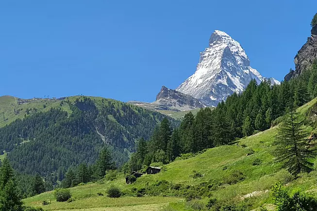Monte Cervino - vetta innevata e valle smeraldo