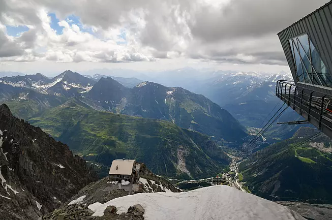 Vista del Rifugio Torino sul Dente del Gigante nel massiccio montano del Monte Bianco