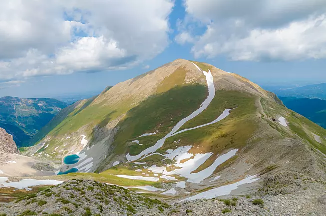 Cima del Redentore e Lago Pilato. Monte Vettore, Monti Sibillini. Shutterstock_2321771369