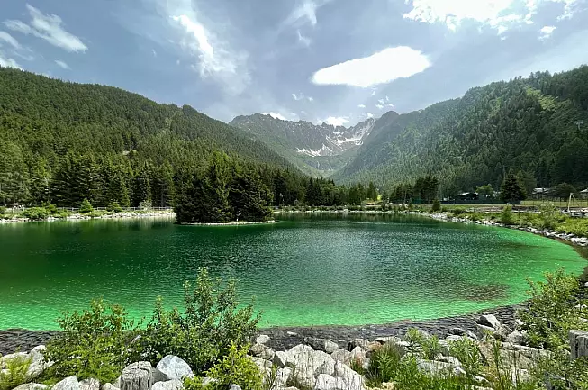 Isola Valbione al Laghetto di Valbione, Monte Adamello. Ponte di Legno, Lombardia. iStock-1491666584