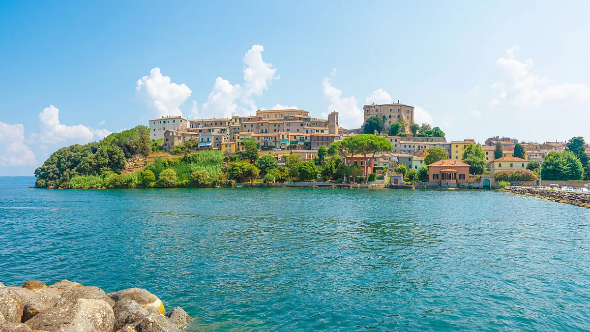 https://www.istockphoto.com/it/foto/capodimonte-citt%C3%A0-sul-lago-di-bolsena-gm1171091436-324309032?searchscope=image,film