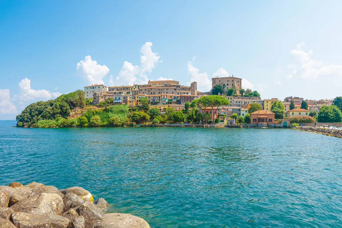 https://www.istockphoto.com/it/foto/capodimonte-citt%C3%A0-sul-lago-di-bolsena-gm1171091436-324309032?searchscope=image,film