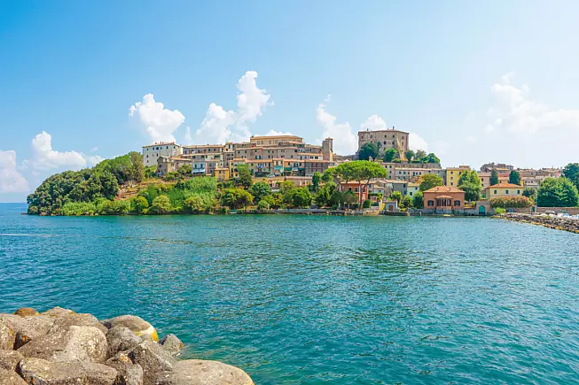 https://www.istockphoto.com/it/foto/capodimonte-citt%C3%A0-sul-lago-di-bolsena-gm1171091436-324309032?searchscope=image,film