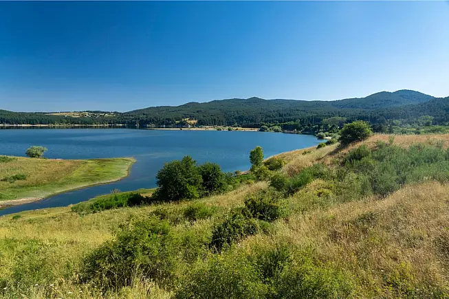 Lago Cecita, strada per Camigliatello, Sila. iStock,/clodio