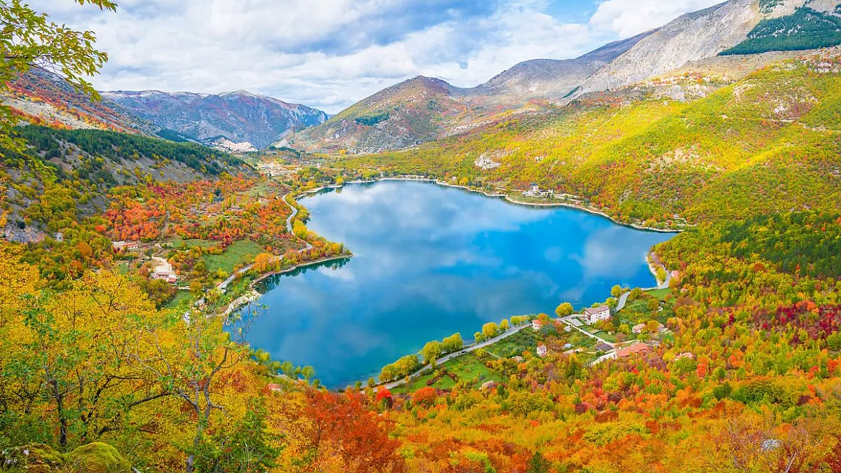 Lago di Scanno, Abruzzo. iStock, ValerioMei