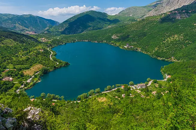 Lago di Scanno, l'escursione dal Monte Miglio. iStock/ValerioMei