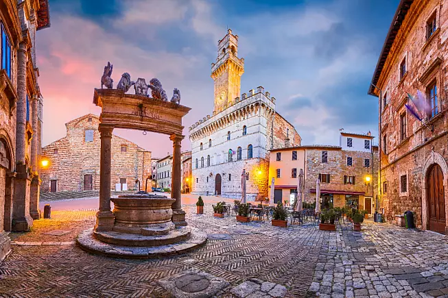 Montepulciano, Toscana. Piazza Grande, il Pozzo dei Grifi e dei Leoni e il Palazzo Comunale. Shutterstock_2521201337