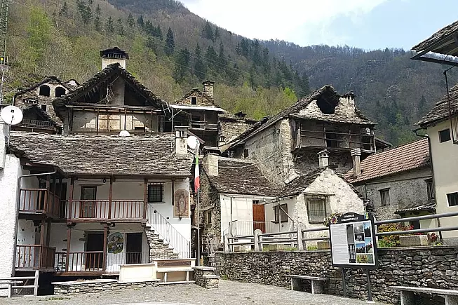 Piazza di Viganella a Via Municipio, Viganella. 
