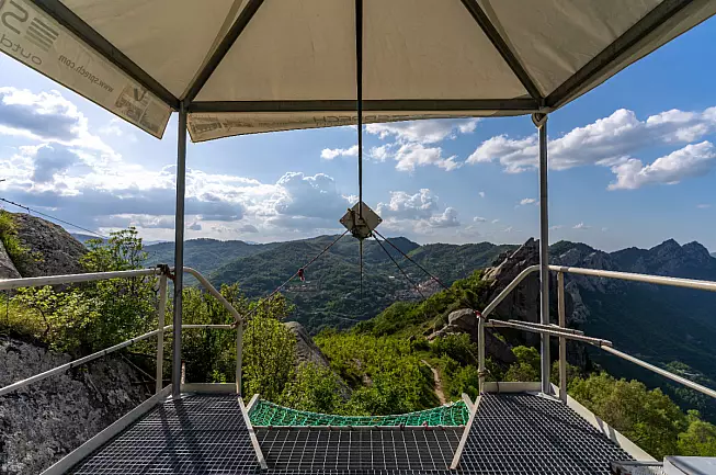 Volo dell'Angelo di Pietrapertosa. Inizio della zipline. Shutterstock_2203742511