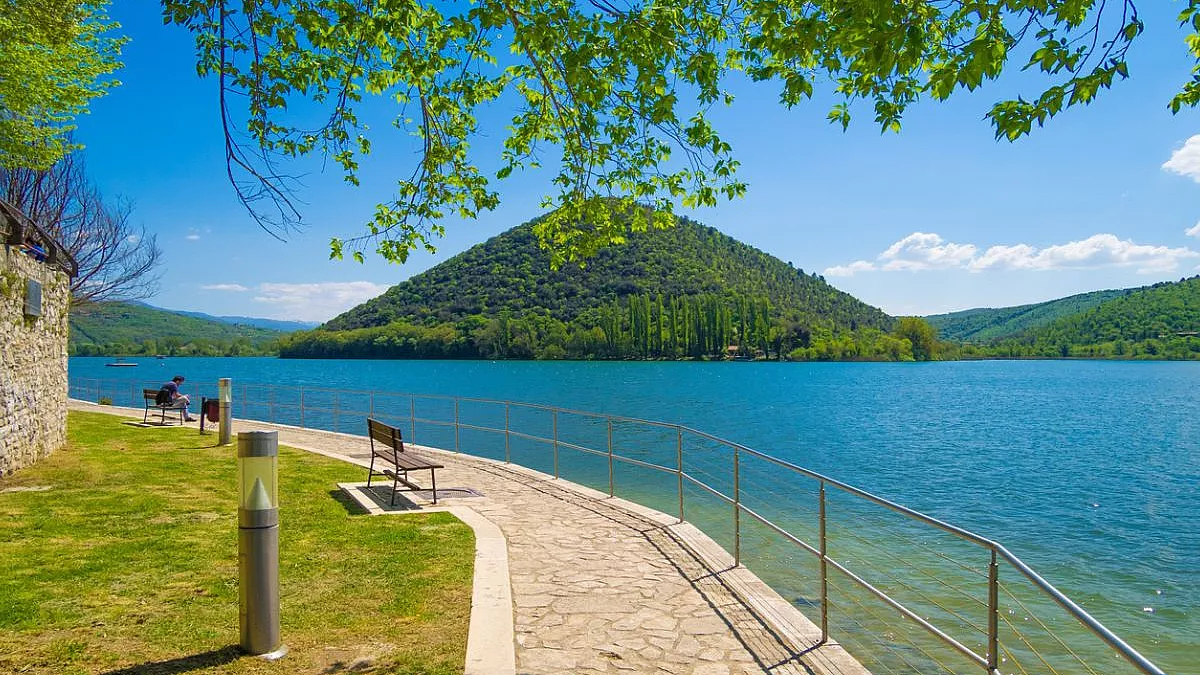 Lago di Piediluco, Umbria, Italia. iStock-955084610