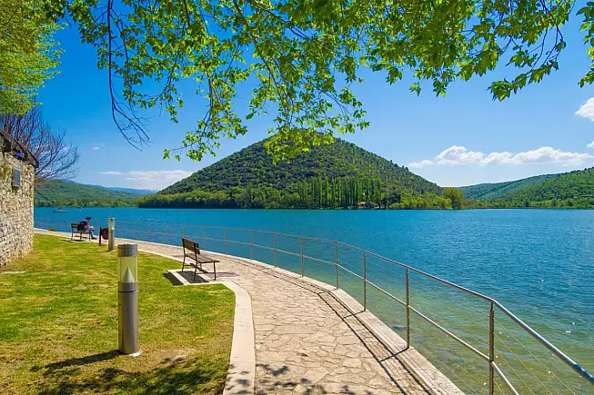 Lago di Piediluco, Umbria, Italia. iStock-955084610