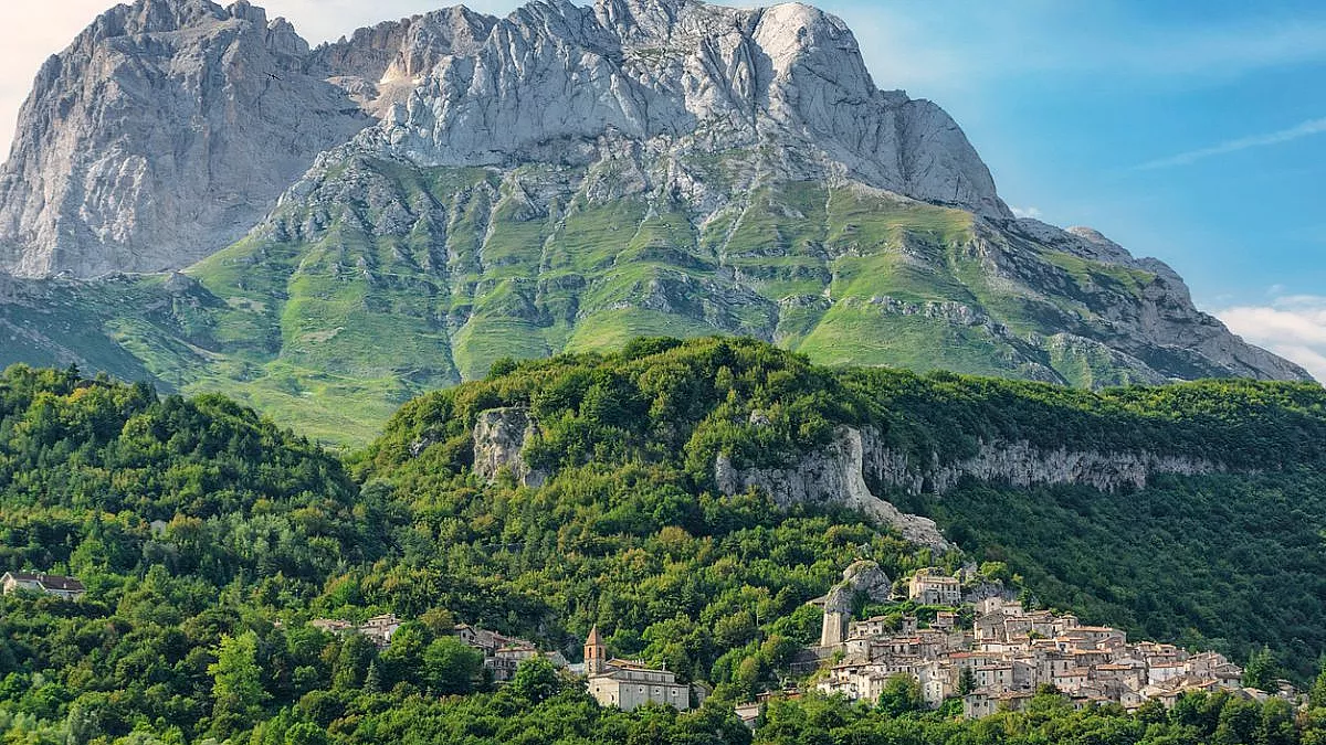 Pietracamela, in Val Chiarina. Gran Sasso, Corno Piccolo e Corno Grande. iStock-1025322266