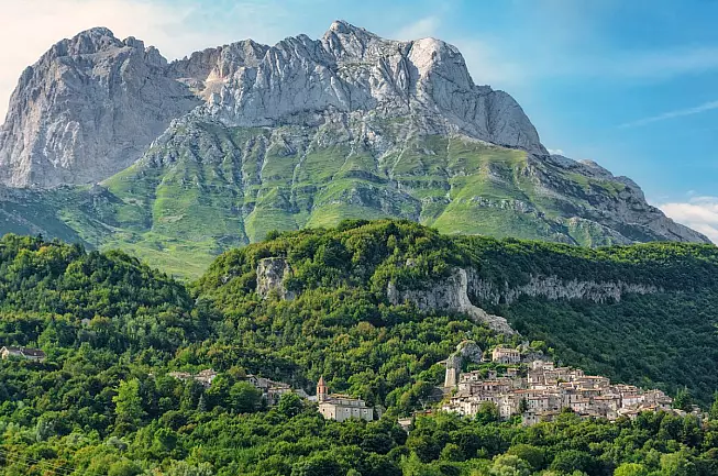 Pietracamela, in Val Chiarina. Gran Sasso, Corno Piccolo e Corno Grande. iStock-1025322266