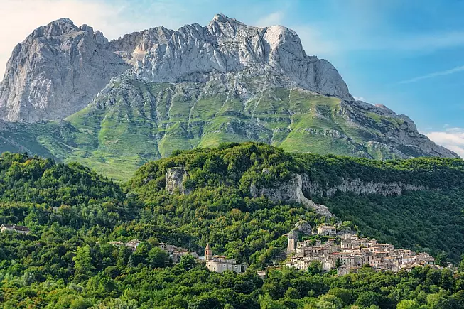 Pietracamela, in Val Chiarina. Gran Sasso, Corno Piccolo e Corno Grande. iStock-1025322266