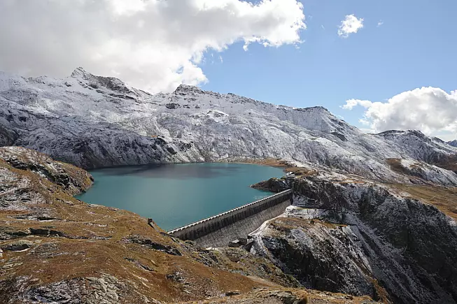 Diga del Goillet. Lago Goillet. Shutterstock_2540326325