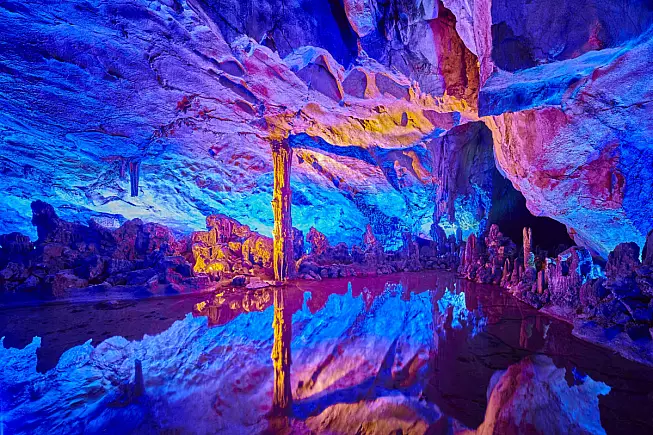 Grotta del Flauto di Canne, Guilin, Cina. Shutterstock_752725777