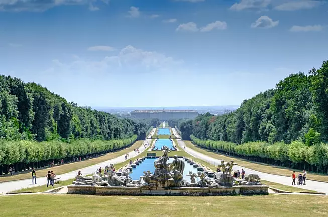 Reggia di Caserta, il viale per il Giardino Inglese. Shutterstock_604141157