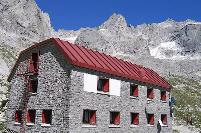 Rifugio Allievi Bonacossa. Foto di Massimo Dei Cas, rilasciata in licenza CC BY 3.0
