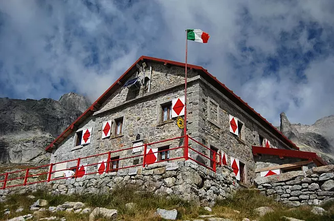 Rifugio Gianetti, o Rifugio Luigi Gianetti, Val Porcellizzo. Foto di Ras78 rilasciata in licenza CC BY-SA 3.0