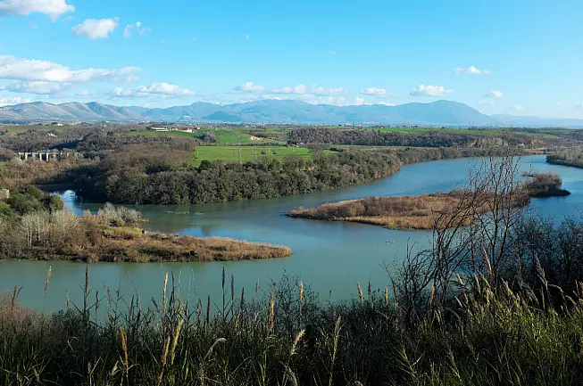 Riserva Naturale Regionale Nazzano Tevere-Farfa. Fiume Tevere. Shutterstock_1013026690