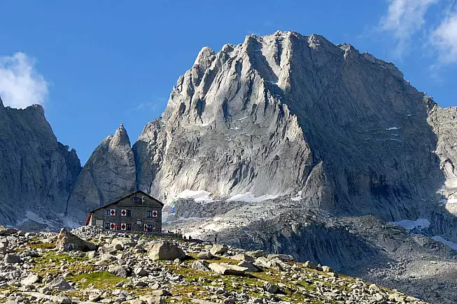 Sentiero Roma. Pizzo Badile e Rifugio Gianetti, in Val Masino. Foto di Ggambaro rilasciata in licenza CC BY-SA 3.0