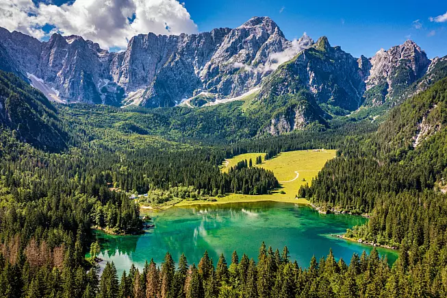 Laghi di Fusine. Lago Superiore e vista sulle Alpi Giulie. Shutterstock_2456674053