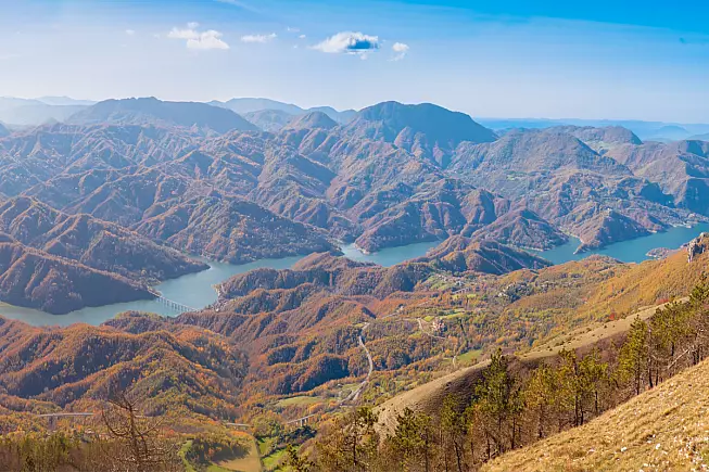 Lago del Salto, vista del Monte La Serra. Shutterstock_2240441023