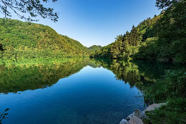 Lago di Lévico. Shutterstock_1687544452