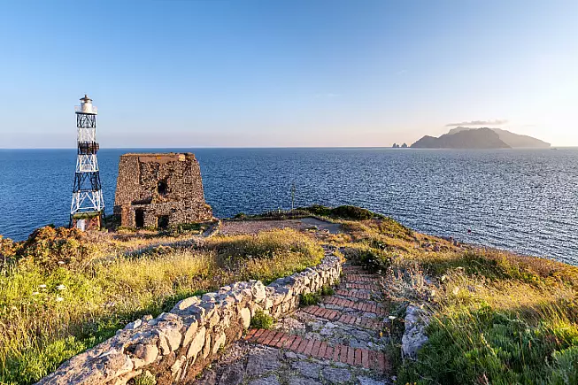 Punta Campanella e vista sull'Isola di Capri. Shutterstock_1430687537
