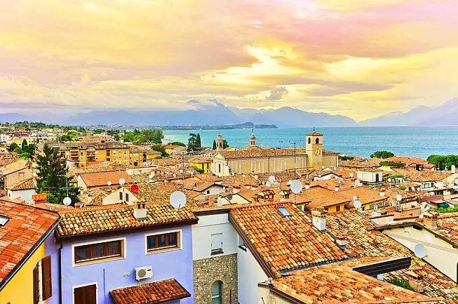 https://www.shutterstock.com/it/image-photo/view-desenzano-del-garda-lakeside-lake-1390733237