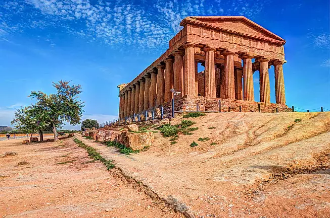 Valle dei Templi di Agrigento. Shutterstock_759086311