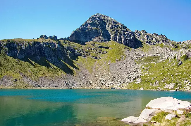 Lago di Bombasèl e Castel del Bombasel. Shutterstock_2312330829