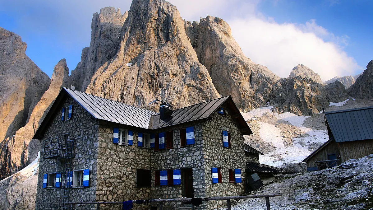 Rifugio Giuseppe Volpi di Misurata al Mulaz, o Rifugio Mulaz. Pale di San Martino e Cima del Focobon. Shutterstock_199003403