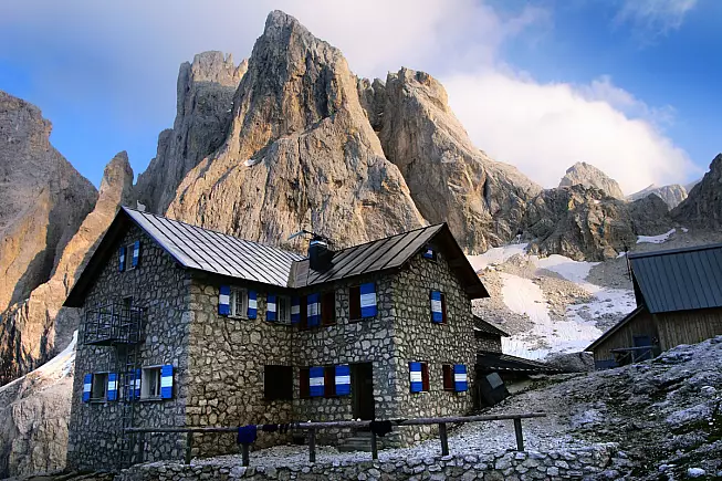 Rifugio Giuseppe Volpi di Misurata al Mulaz, o Rifugio Mulaz. Pale di San Martino e Cima del Focobon. Shutterstock_199003403