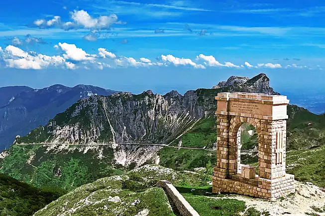 Strada delle 52 Gallerie. Cimitero Brigata Liguria e Arco Romano, Pasubio. Shutterstock_2432915881