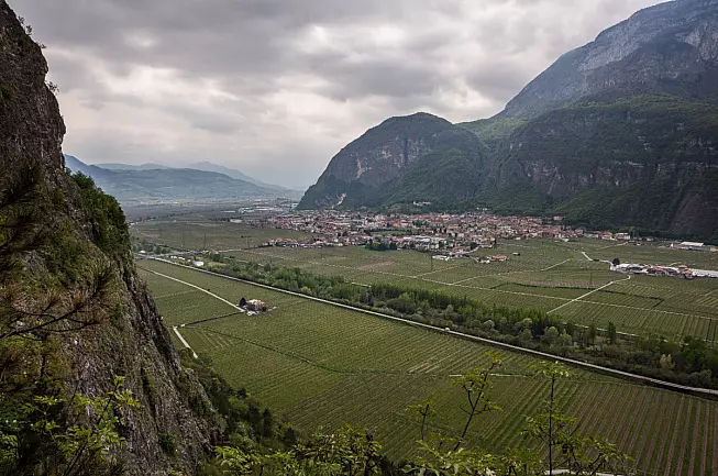 Via ferrata Burrone Giovanelli, vista su Mezzolombardo. Shutterstock_2567565983