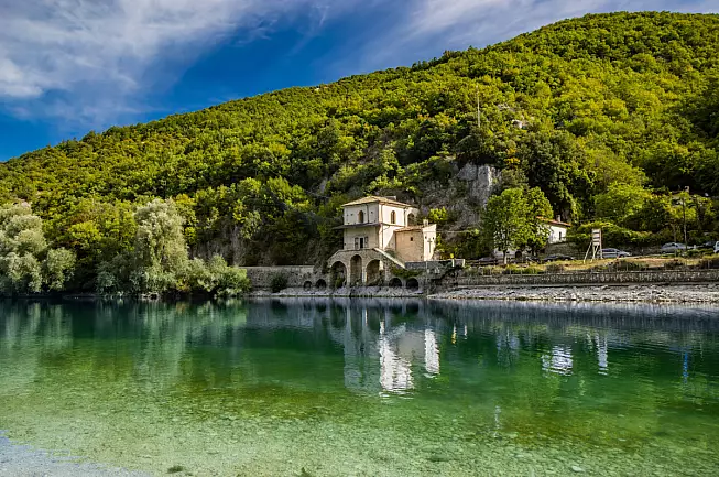 Chiesa di Santa Maria dell'Annunziata, Lago di Scanno. Shutterstock_2426290033