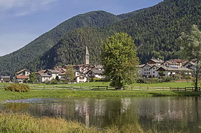 Lago delle Buse, Brusago, Trentino. Shutterstock_747717997
