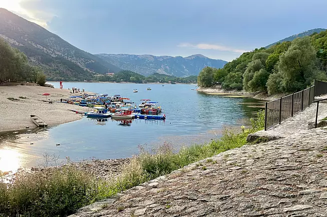 Lago di Scanno, percorso. Shutterstock_2503179685
