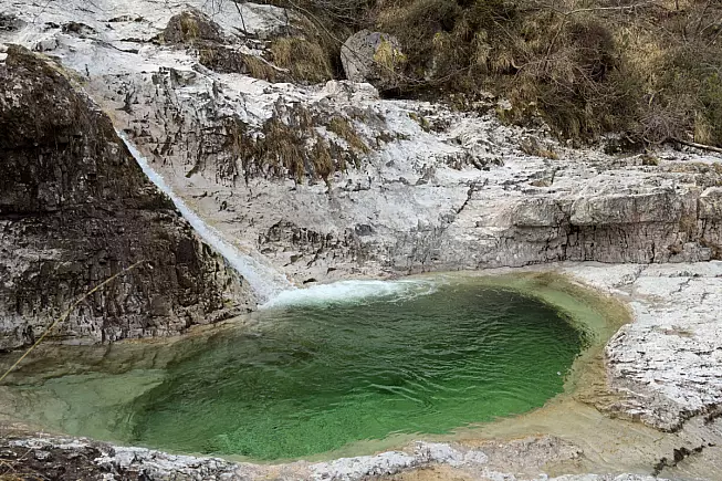 Pozze Smeraldine, nel Parco Naturale delle Dolomiti Friulane. Shutterstock_2599322239