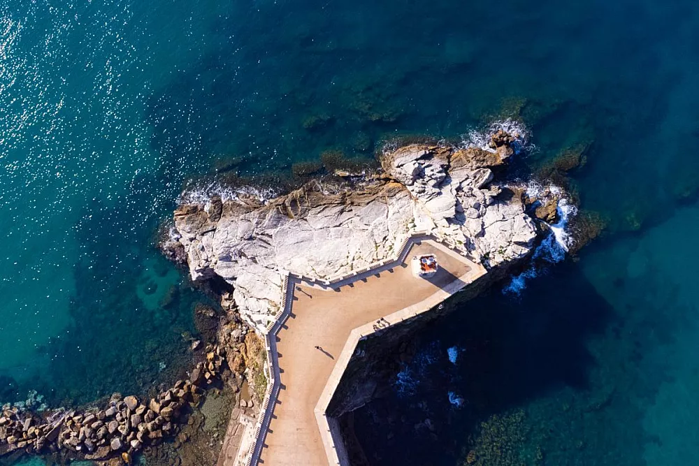 Alte coste rocciose per uno dei promontori più famosi della Toscana ...