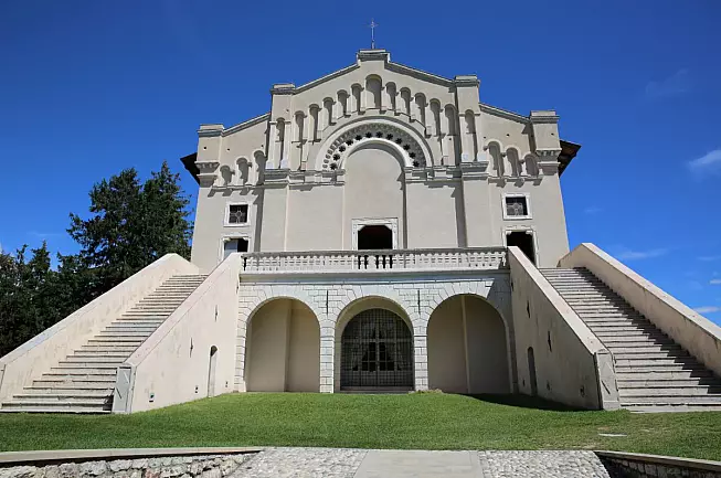 La bellissima facciata del santuario di Montecastello