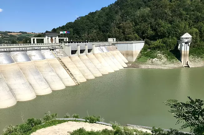 Sentiero del Tidone. Diga del Molato, Lago di Trebecco. Shutterstock_1235456986